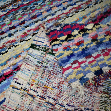 Tapis berbère noué main en tissu recyclé BOUCHAROUITE AU