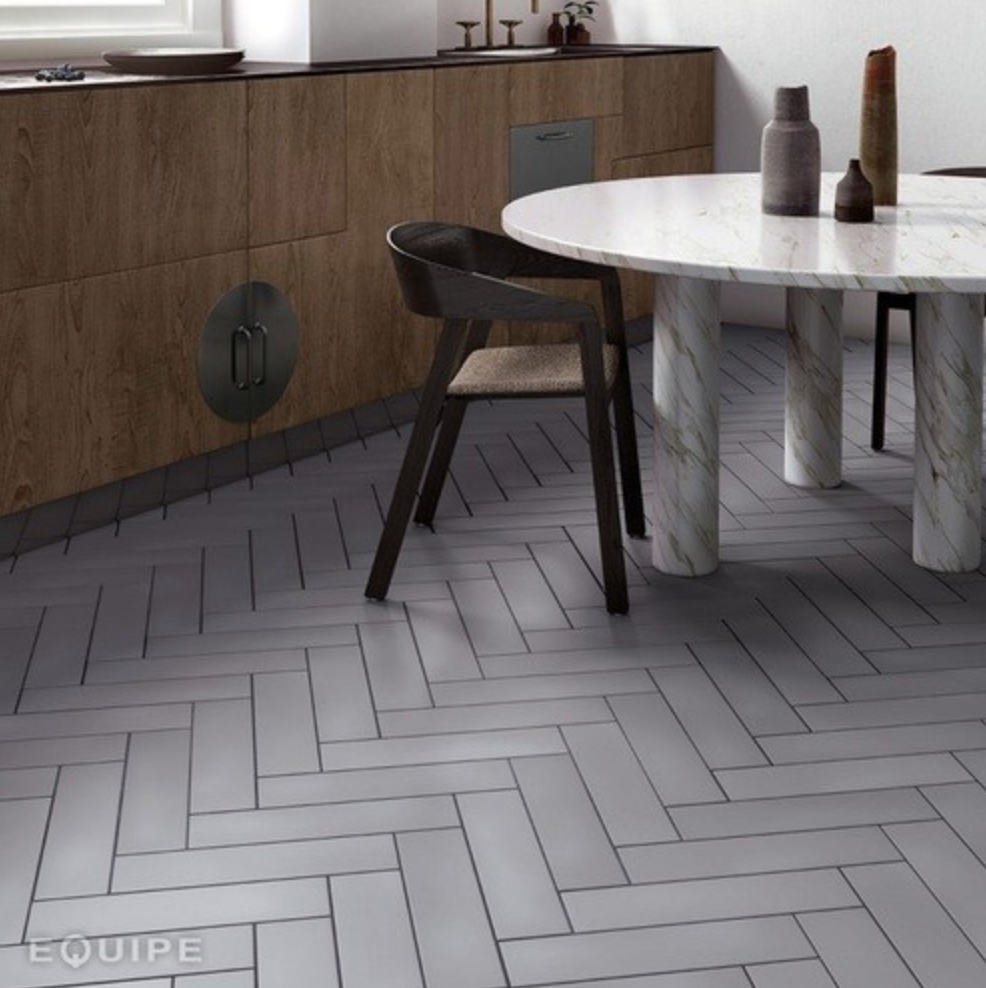 STROMBOLI SIMPLY GREY  - Carrelage uni pour pose chevron ou bâton rompu en  9,2x36,8 cm gris mate