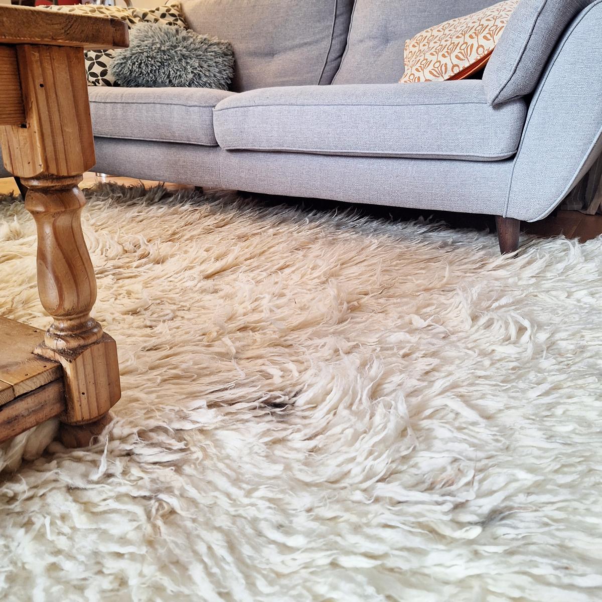 Tapis shaggy tissé main en laine FLOKATO Care&Fair