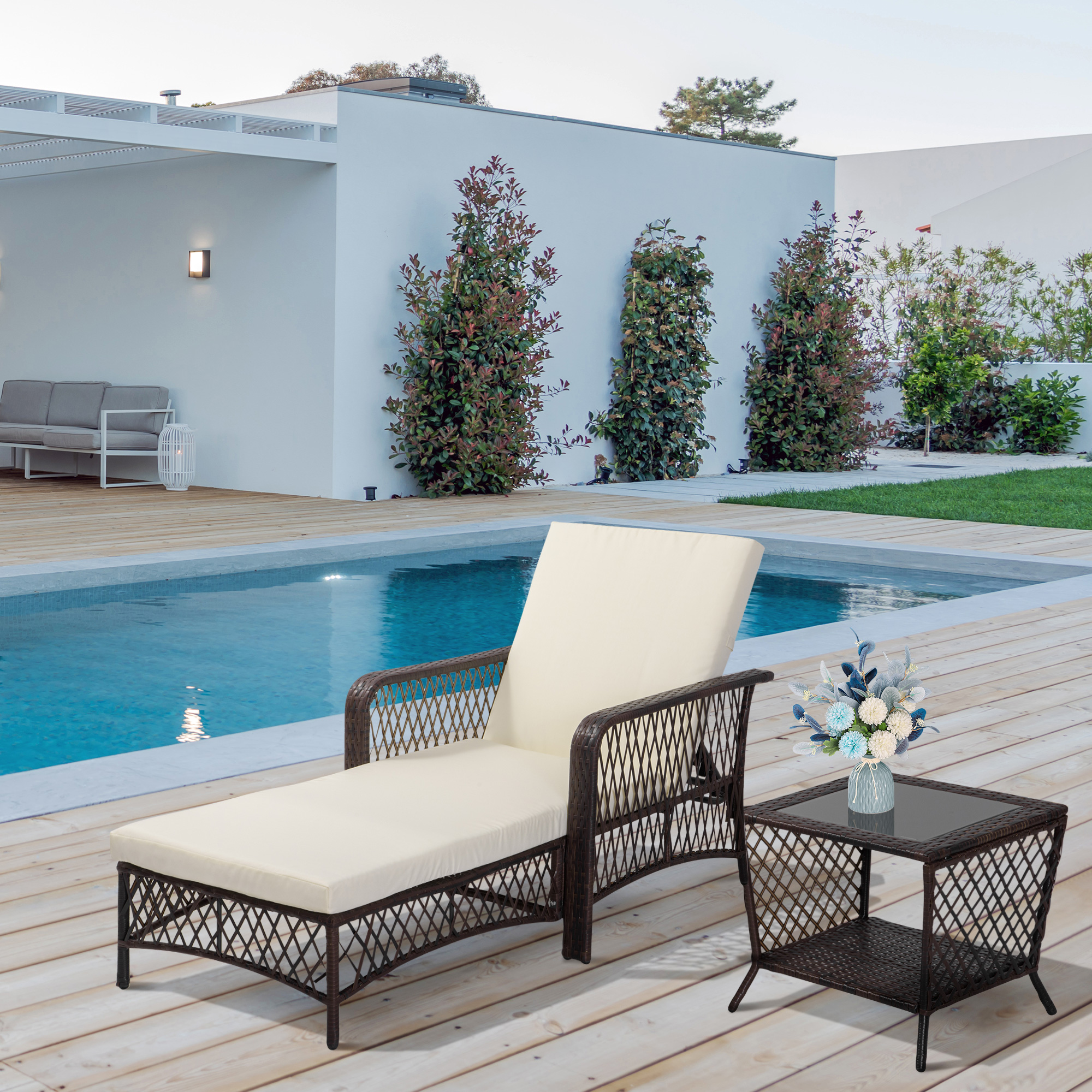 Bain de soleil design colonial avec table basse et matelas